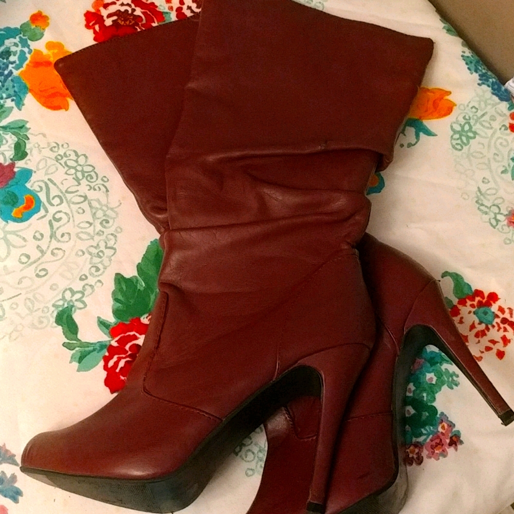 High heeled boots 7.5
